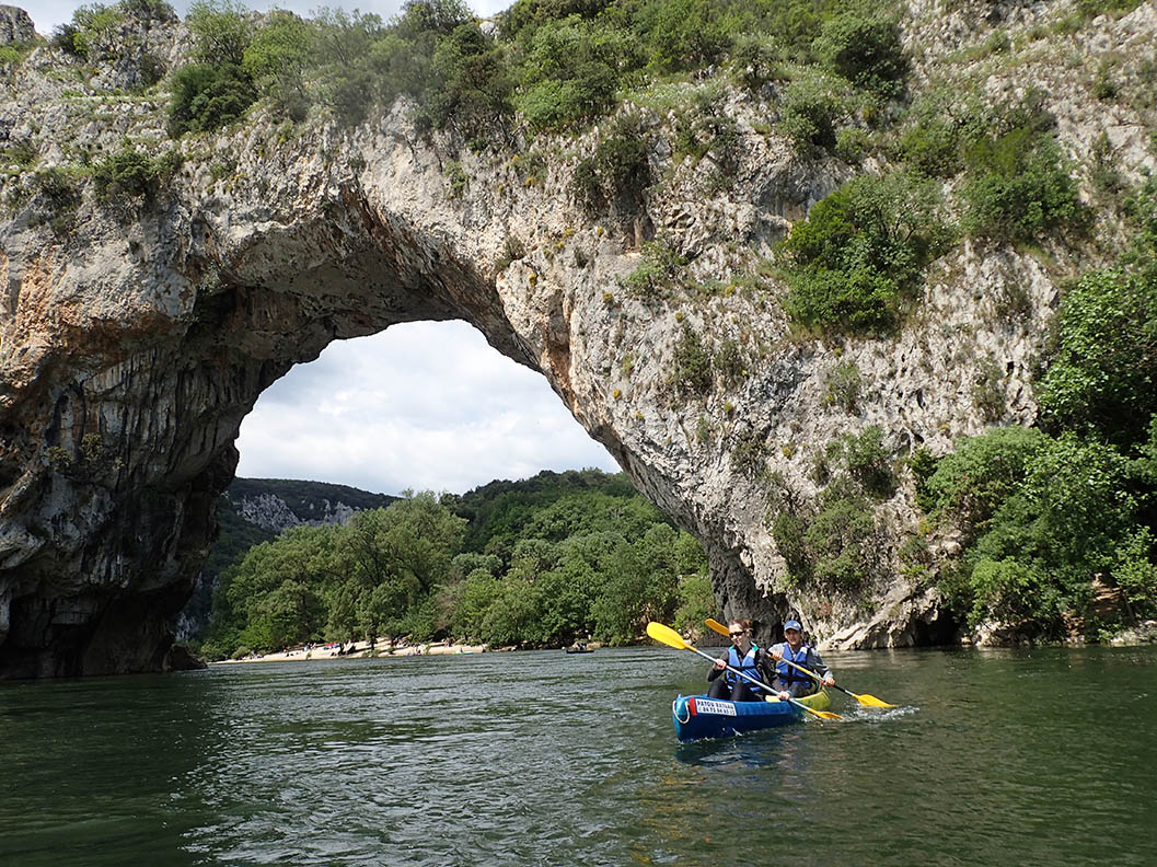 Descente en canoë kayak sur l'Ardèche : Passage sous le Pont d'Arc